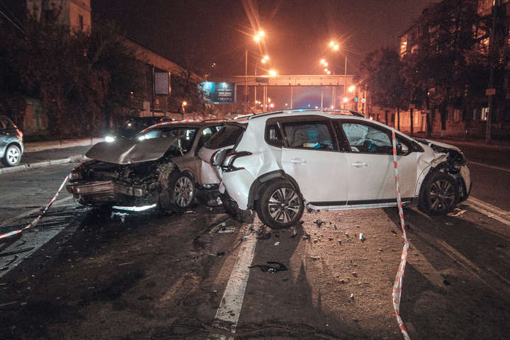 ДТП з постраждалими на Подолі: зіткнулися три автівки