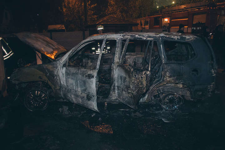 На ДВРЗ у Києві невідомий підпалив дорогий позашляховик