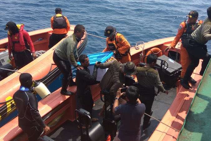 Рятувальники знайшли чорну скриньку літака, що розбився в Індонезії
