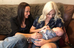 Как лесбийская пара из США по очереди выносила одного ребенка