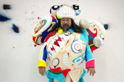 Художник Такаси Мураками на Хэллоуин оделся Канье Уэстом