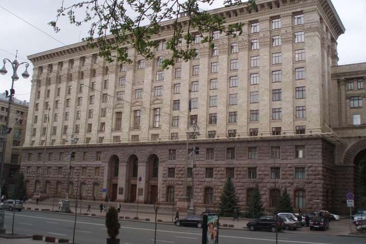 Дорогі київські чиновники: з початку року апарат КМДА «наїздив» на 7 млн грн