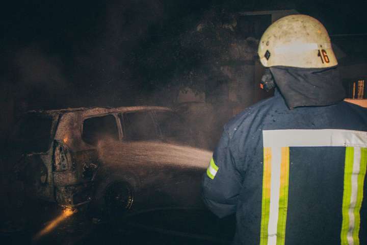 Минулої доби у Києві тричі палали автомобілі