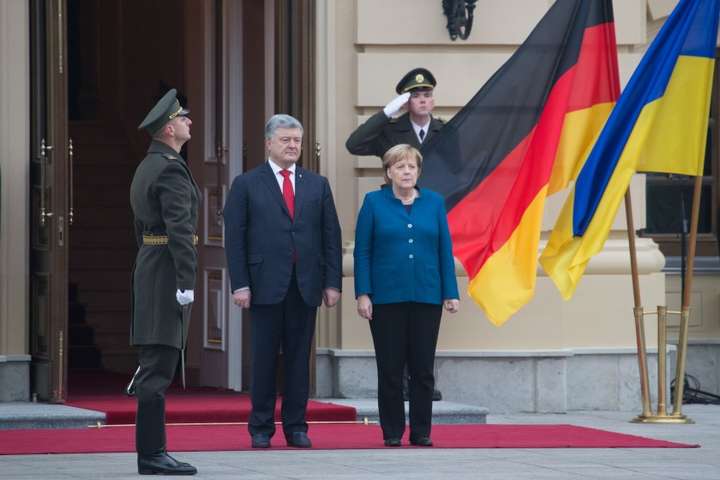 Порошенко навів Меркель докази російських злочинів проти України