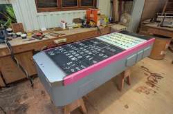 Британська компанія створює незвичайні труни у вигляді телефонів, авто та літаків