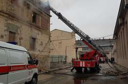 У Києві поблизу Мистецького арсеналу загорілася історична будівля