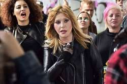 Слезы и дерзкий образ: Алла Пугачева снялась в клипе своего стилиста