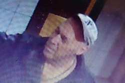 Підозрюваний міцної статури, зріст 170-175 см, сиве волосся, коротка зачіска, може представлятися чужим ім'ям і надавати підроблені документи із власним фотознімком