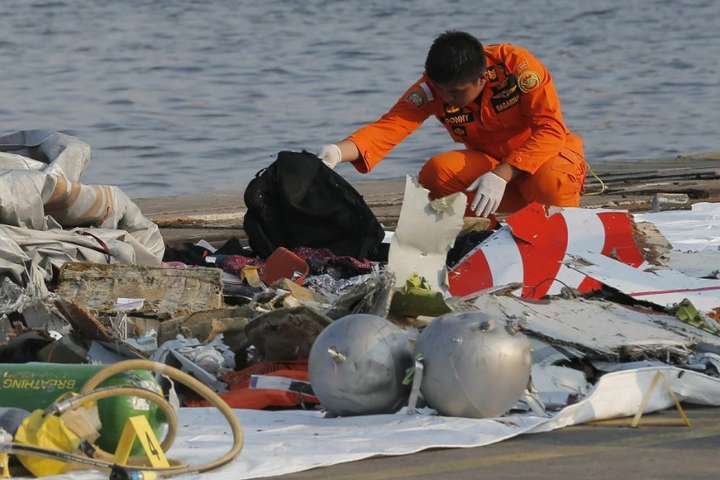 На місці катастрофи Boeing в Індонезії знайшли уламок шасі