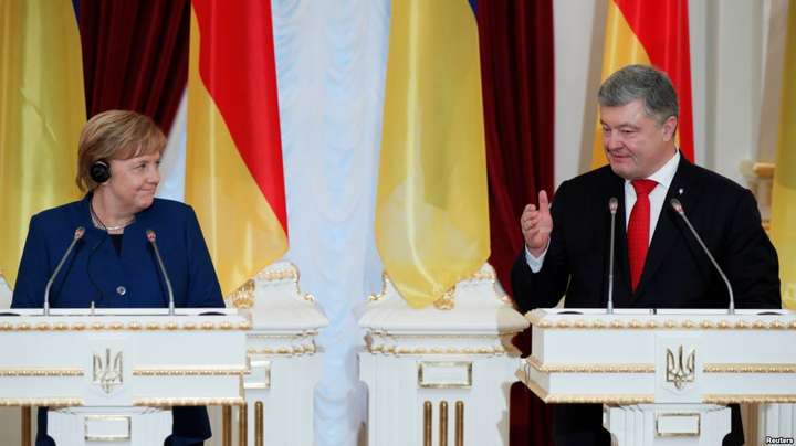 Порошенко сравнил российские санкции с «государственной наградой»