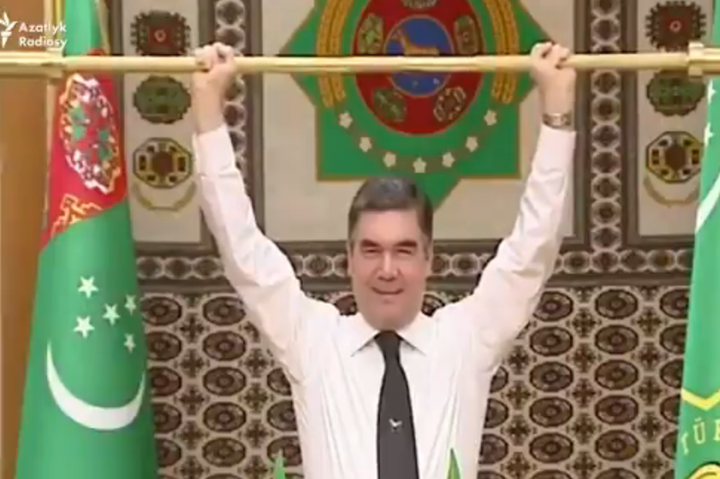 Президент Туркменістану похизувався перед міністрами підняттям золотої штанги
