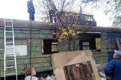 На Старій Дарниці комунальники демонтували «вагон-наливайку» (фото)