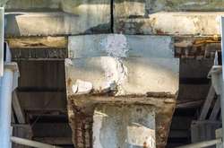 У Києві розвалюється ще один міст (фото)