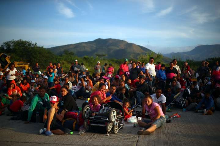 К границам США продолжает приближаться караван мигрантов
