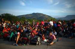 К границам США продолжает приближаться караван мигрантов