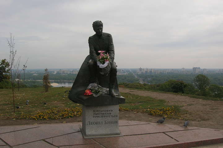 Моторошна знахідка: у центрі Києва біля пам’ятника виявлено дитячу могилу