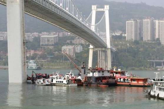 В Китае из-за драки пассажирки с водителем автобус упал в реку - погибли 13 человек