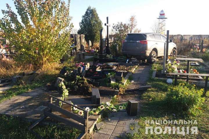 На Харківщині священик на джипі зруйнував 10 пам'ятників на цвинтарі