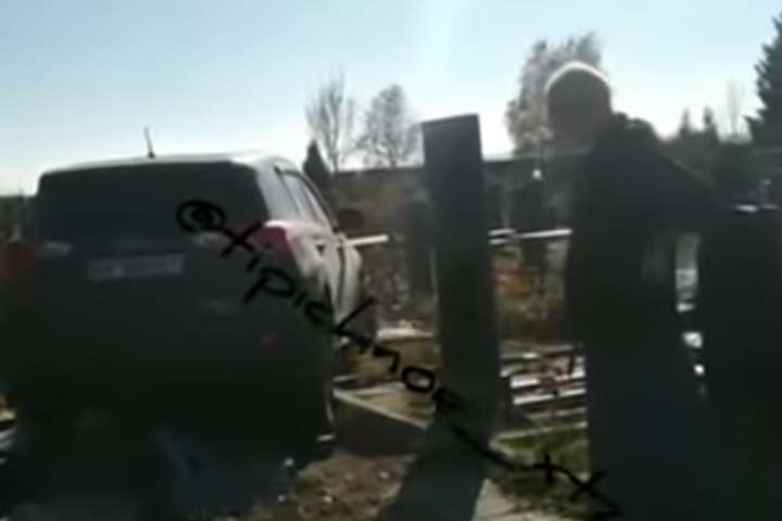 Московський піп потрощив автівкою могили на кладовищі (відео)
