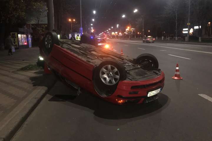 Навпроти російського посольства у Києві перекинулося BMW з п'яним водієм