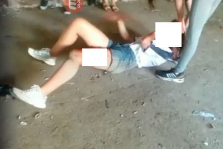Недитячі розборки. У Дрогобичі 20-річна дівчина жорстко побила школярку (відео)
