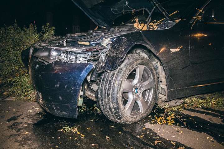 ДТП у столиці: BMW зніс два дерева, водій утік