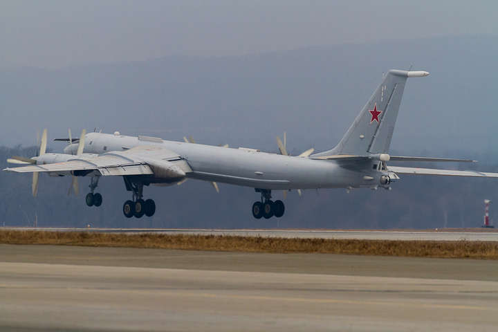 Російські літаки Ту-142 низько пролетіли над кораблем НАТО (фото)