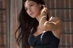 Моника Беллуччи в ослепительном костюме вышла на улицы Парижа