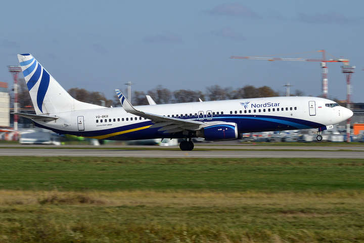 У російського Boeing під час польоту тріснуло лобове скло