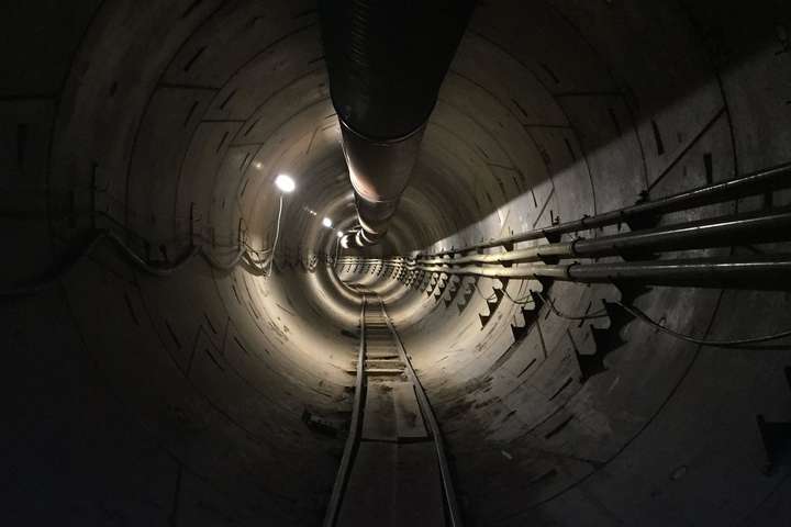 Ілон Маск проїхався майже готовим тунелем під Лос-Анджелесом