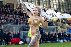  Гола вболівальниця ледь не зірвала матч чемпіонату Нідерландів (відео)