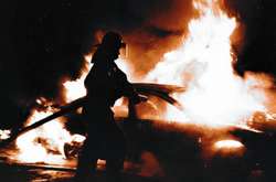 В результаті загоряння пошкоджено моторний відсік, салон та покриття