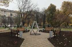 У сквері в Солом’янському районі з’явився величезний циркуль (фото)