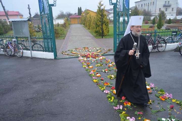 Дорога в рай? Соцмережі спантеличені фотографіями ходи митрополита Московської церкви по квітах