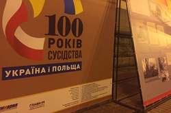 На Майдані Незалежності біля Головпоштампу триває виставка «100 років українсько-польського сусідства»