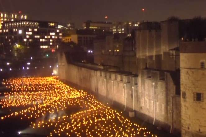 До сторіччя закінчення Першої світової війни в Лондоні запалили тисячі смолоскипів (відео)