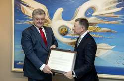 Петро Порошенко (ліворуч) і спецпредставник США Курт Волкер, який вручив президенту України  символічну копію декларації від 25 липня 2018 року, в якій чітко зафіксована позиція США щодо невизнання анексії Росією Криму 