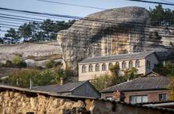 Тесные улочки и минареты оккупированного Бахчисарая: прогулка по осеннему городу (фоторепортаж)