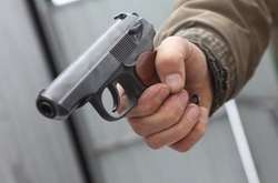 Чоловік зі зброєю пограбував кредитний заклад на Оболоні