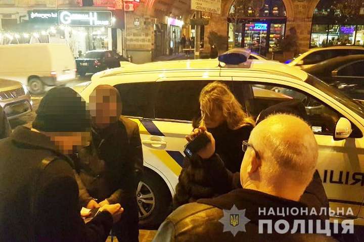 Кримінальний дует: іноземці вкрали у відвідувача ресторану 100 тис. грн