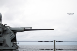 Российские самолеты Ту-142 низко пролетели над кораблем НАТО