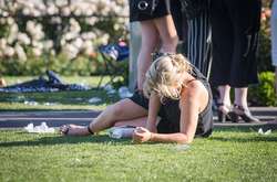 Дуже багато п'яних леді та алкоголю. Як австралійські пані розважалися на іподромі