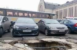 Гостей Києва на залізничному вокзалі вже тиждень зустрічає величезне провалля (фото)