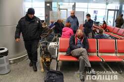 У «Борисполі» цілодобово працює наряд поліції із собаками (фото, відео)