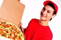  На кур’єра з доставки піци накинувся замовник (ілюстративне фото) 