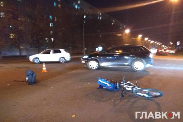 У Києві позашляховик збив кур’єра з доставки піци на велосипеді