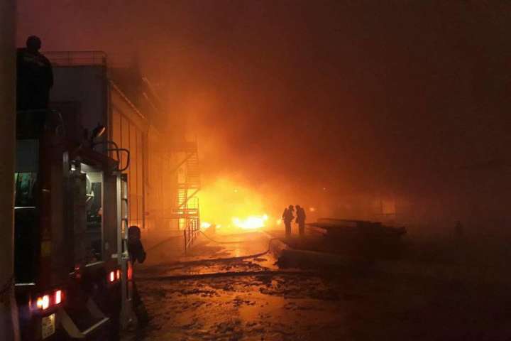 Масштабна пожежа під Одесою: горить олійнопереробний завод