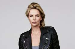 Шарлиз Терон с детьми в Лос-Анджелесе попала в объектив папарацци. Ее сын снова в платье