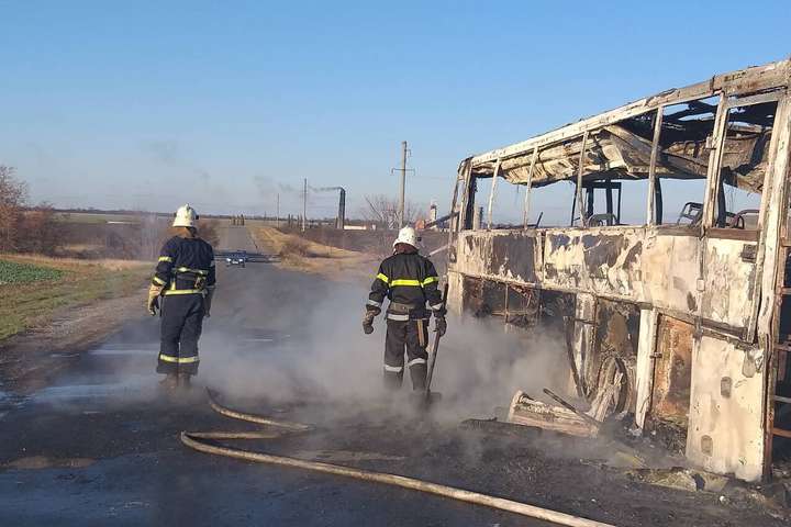 На Дніпропетровщині під час руху згорів вщент пасажирський автобус