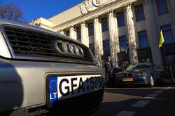 «Євробляхери» перекрили урядовий квартал: Київ у заторах (фото, відео)